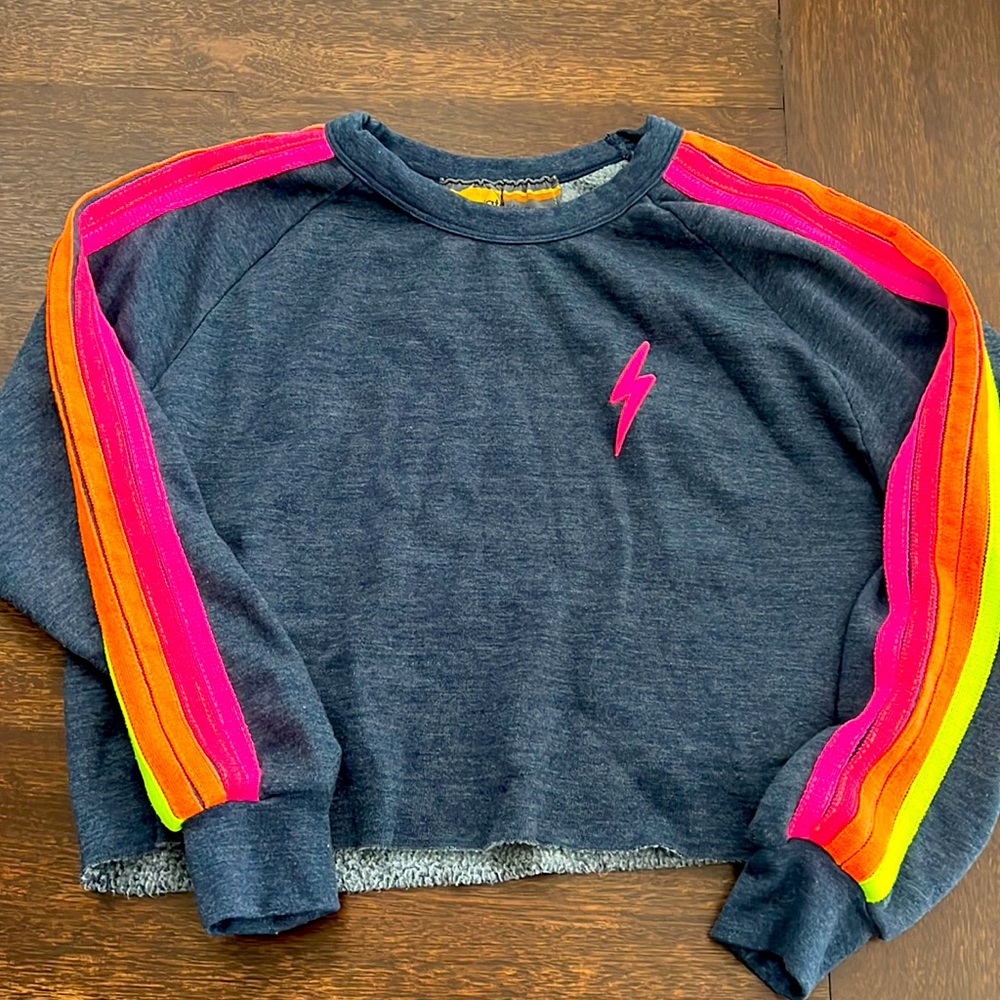 BOLT EMBROIDERY CLASSIC CROPPED CREW SWEATSHIRT - HEATHER NAVY // NEON STRIPES
